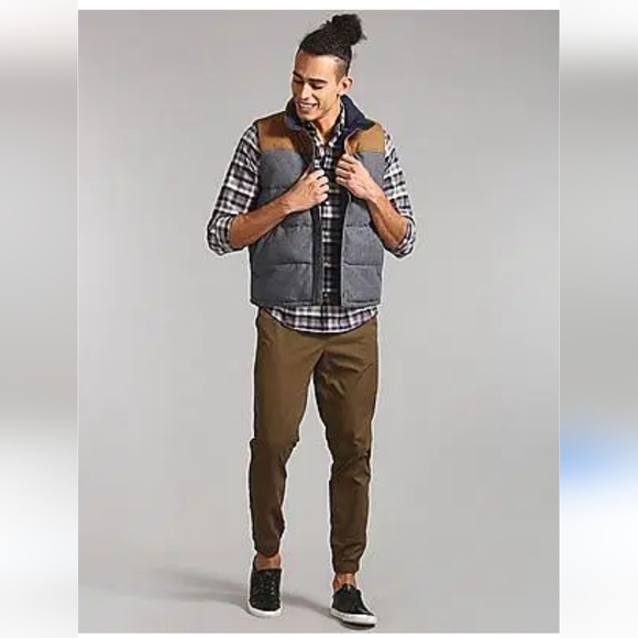 Gap Mens puffy vest. Size Medium - Picture 1 of 9